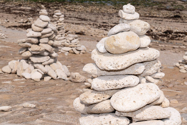 туристические пирамиды дзен галечные башни у моря на пляже
