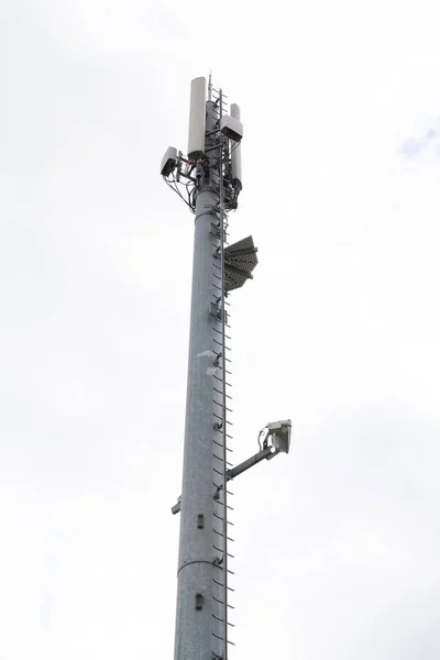 Communicatie Stalen Toren Tegen Bewolkte Hemel Achtergrond — Stockfoto