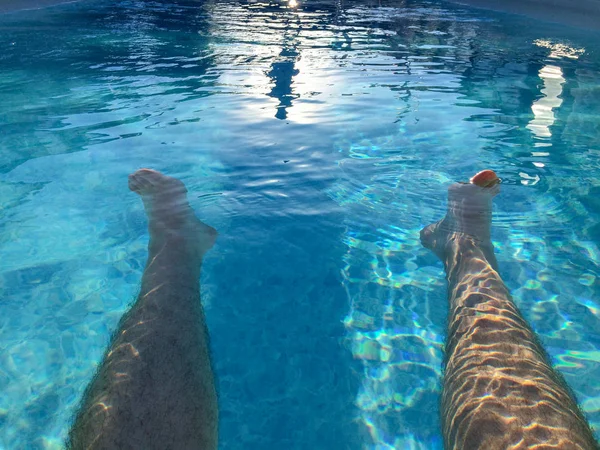 Man Relaxed Vacation Legs Swimming Pool Holidays Resort — Stock Photo, Image