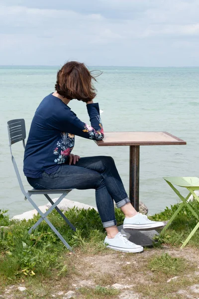 Sola Donna Single Sulla Spiaggia Estate Guardando Costa Del Mare — Foto Stock