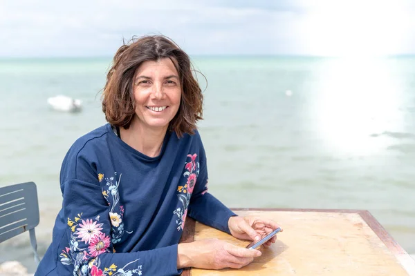 Elegante Mujer Mediana Edad Viajero Observa Una Hermosa Puesta Sol — Foto de Stock