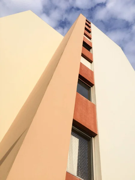 Marrón Amarillo Naranja Edificio Casa Vista Desde Abajo Cielo Nublado — Foto de Stock