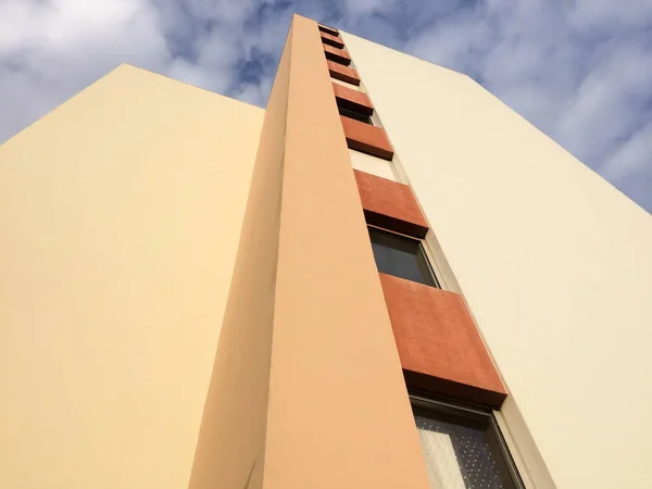 Brązowy Pomarańczowy Żółty Budynek Oknami Błękitne Niebo — Zdjęcie stockowe