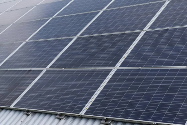 Panel Solar Array Edificio Del Techo Fuente Electricidad Alternativa Fotovoltaica — Foto de Stock