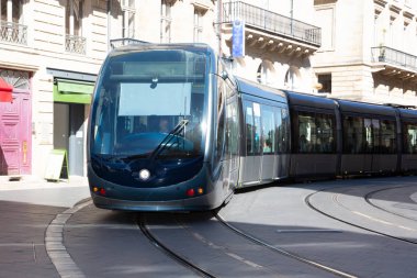 Bordeaux Nouvelle Aquitaine / Fransa - 03 22 2019 : Bordeaux şehrinde tramvaylı sokak manzarası, Fransa