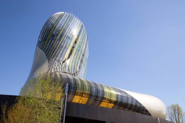 Bordeaux Nouvelle Aquitaine / Fransa - 03 28 2019 : Modern şarap müzesi La Cite du Vin'in dış görünüşü
