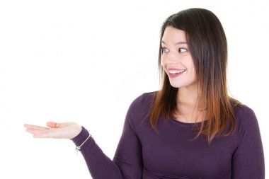 Heyecanlı bir genç kadın esmer portresi bir kenara boş tarafı görünümlü işaret