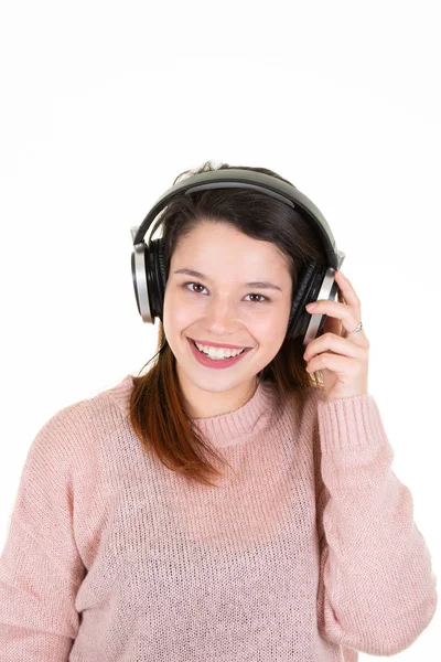 Brune Souriante Jeune Femme Heureuse Avec Écouteurs Écouter Musique — Photo