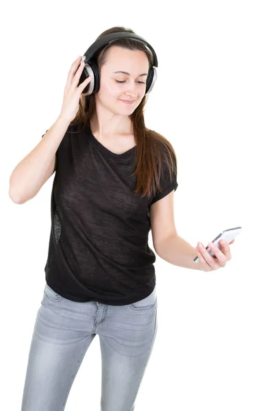 Ung Vältränad Kvinna Med Hörlurar Tittar Telefonen — Stockfoto