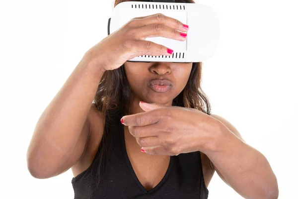 Mujer Joven Afroamericana Bonita Con Auriculares Realidad Virtual — Foto de Stock