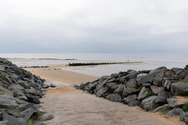 Dostęp Plaży Chronionej Kamienną Bryzą Przed Erozją Pływów — Zdjęcie stockowe