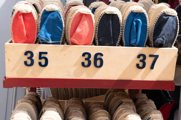 五颜六色的手工绳在市场街道上的鞋带鞋 — 图库照片