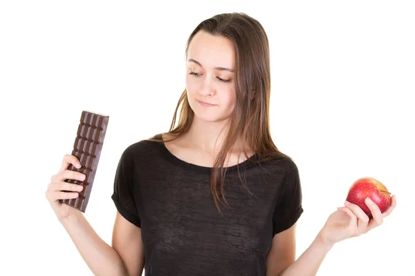 Jonge Aantrekkelijke Vrouw Met Rode Appel Fruit Chocolade Bar Handen — Stockfoto