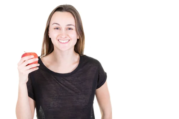 Kırmızı Elma Tutan Gülümseyen Genç Kadın — Stok fotoğraf
