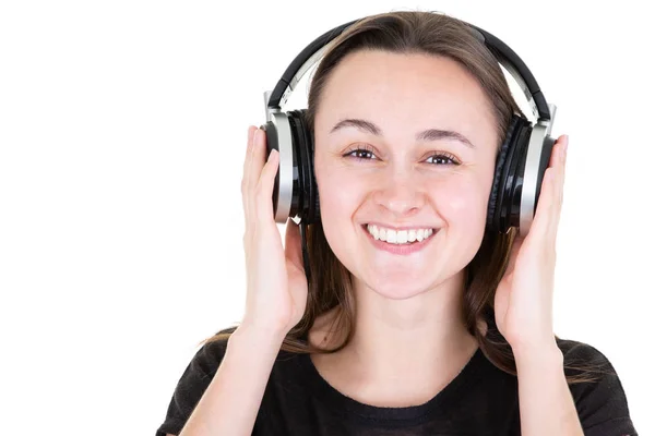 Hermosa Joven Caucásica Mujer Escuchando Música Con Auriculares — Foto de Stock