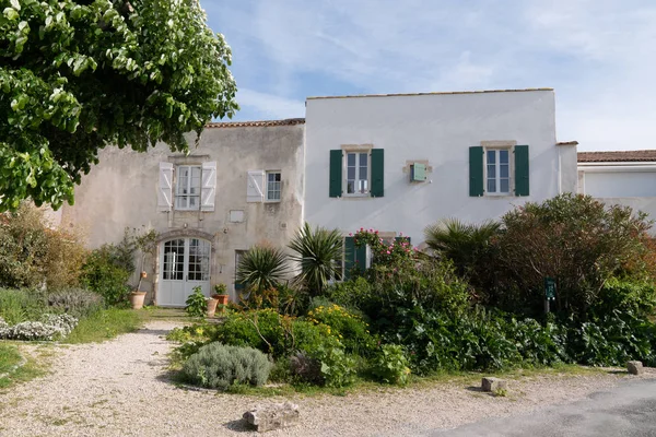 島のイル フランス美しい村の中心ホワイトハウスと緑のシャッター — ストック写真