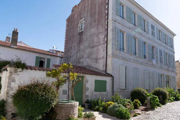 Antiga Casa Branca Com Obturador Verde Ilha Francesa Ile France — Fotografia de Stock