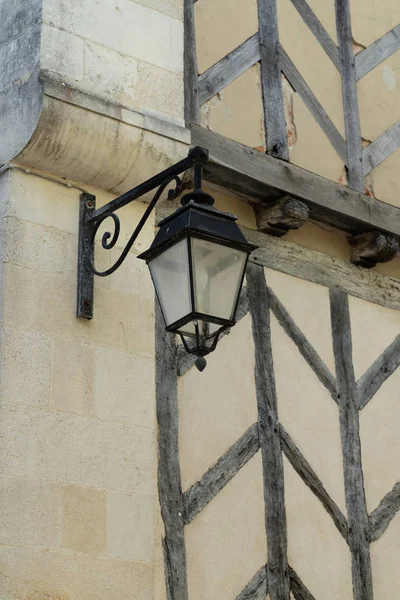 Lampa Zavěšená Před Starou Stavební Stěnou — Stock fotografie