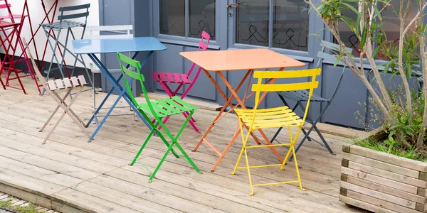Kolorowe Metalowe Krzesła Stół Pustym Tarasie Kawiarni Szablonie Wstęgi Internetowej — Zdjęcie stockowe