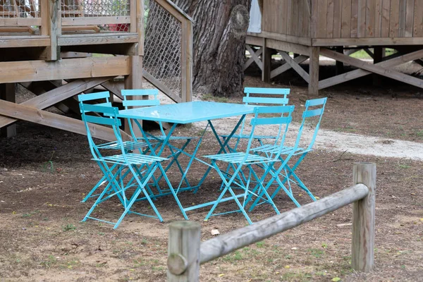 Niebieskie Krzesła Stół Metalu Zewnątrz Znajduje Się Ogrodzie Drewnianego Domku — Zdjęcie stockowe