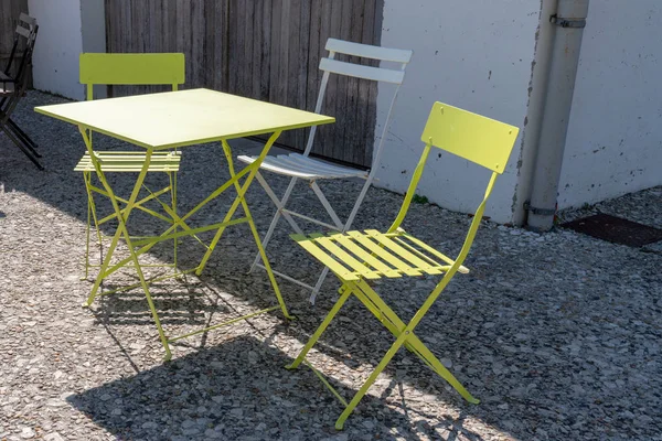 Grüne Stühle Und Tisch Aus Metall Draußen Auf Leerer Terrasse — Stockfoto