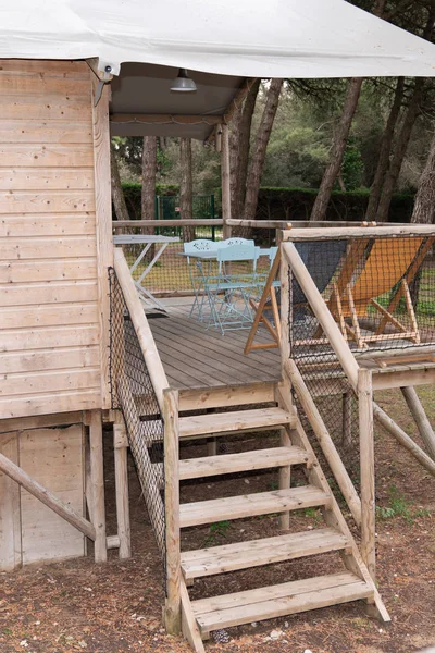Dřevěné Schodiště Zvýšené Dřevěný Bungalov Safari Chata Chatka Camping Parku — Stock fotografie