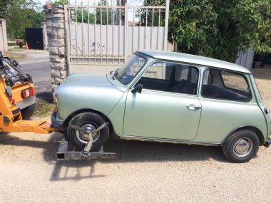 vintage mini araba ile yan yol yardım kamyon küçük bir araba görünümü çekme kamyon