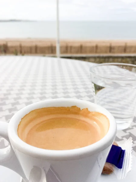 Чашка Кави Терасному Столі Бару Видом Пляж — стокове фото