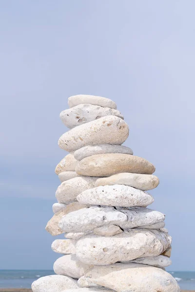 Пляж Stacked Stones Пирамиде — стоковое фото