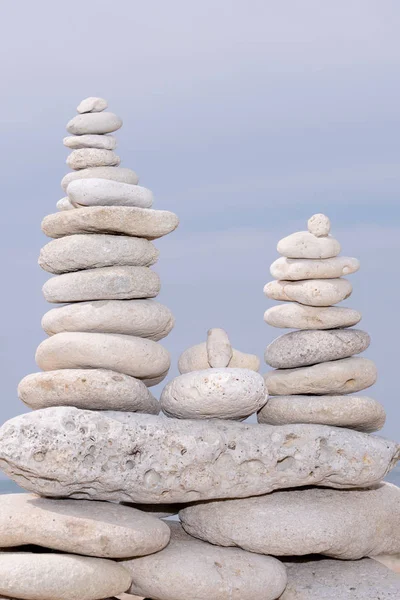 Стопка Трех Камней Белой Гальки Морском Фоне Медитации Спа Баланса — стоковое фото