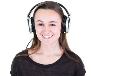 Genç ve güzel bir kadın kulaklık dinlemekten hoşlanıyor.