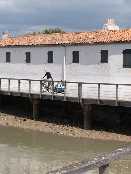 フランスのイル レ島で自転車に乗って観光客に乗る — ストック写真