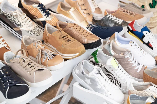 Mağazada Raflarda Sneaker Ayakkabı Gündelik Moda — Stok fotoğraf