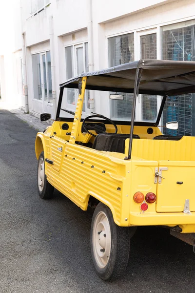 Gelber Oldtimer Sommerurlaub Auf Der Straße — Stockfoto