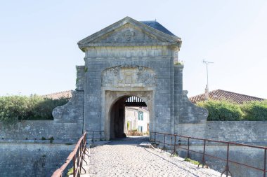 Fransa 'da Saint Martin de Re doğru boş kapı