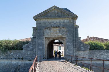 Porte des campani, hendek ve surlarının Saint-Martin-de-Re Fransa girişinde