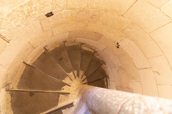 古老的中世纪楼梯在圆形和石头 — 图库照片