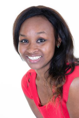 Güzel genç Afrikalı Amerikan kadın portre gülümseyen
