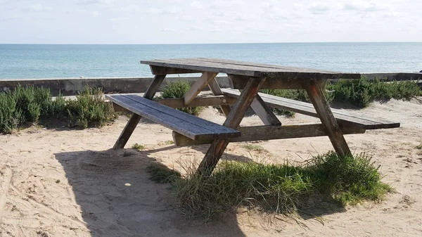 Hölzerner Picknicktisch Mit Blick Auf Meer Und Strand — Stockfoto