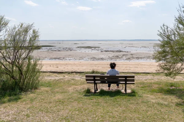 Mulher Sênior Desfrutando Dia Tranquilo Praia Banco — Fotografia de Stock