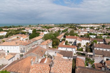 Re Adası Fransa'da kiliseden Saint-Martin-de-Re görünümü