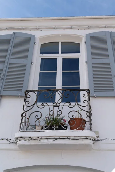 Oude Ouderwetse Europese Kleine Stad Appartement Gebouw Met Bloemen Een — Stockfoto