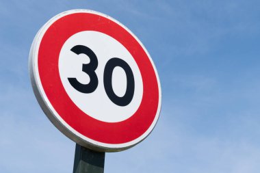 yol hız limiti 30 kısıtlama işareti