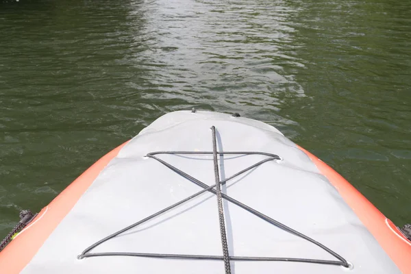 Dettaglio Anteriore Pagaia Kayak Sull Acqua Del Fiume — Foto Stock