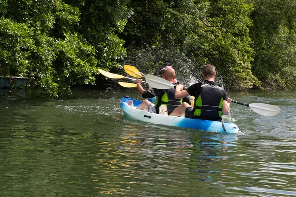 Fransa'da Poitiers de Clain nehri üzerinde kano turistler