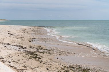 Fransa'da Ile de Re üzerinde Atlantik Okyanusu kumlu plaj