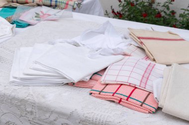 Sokak Pazarında Satılık eski vintage çay havluları çanak bezler