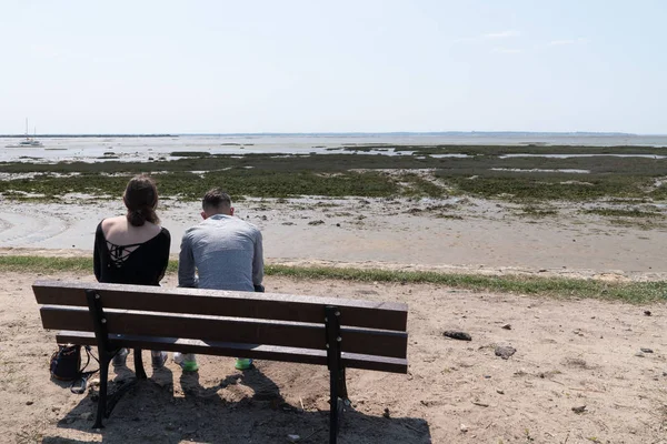 Pasangan Muda Duduk Bangku Pantai Musim Panas Latar Belakang Laut — Stok Foto