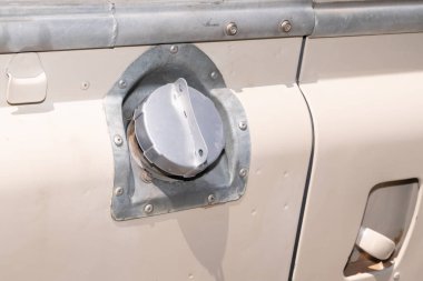 Bir vintage araba Yıpranmış yakıt kapağı tankı metal gaz kapağı