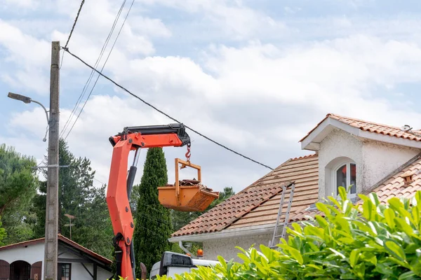 Rows Roof Tiles Being Fitted Wooden Battens Stacks Red Ceramic — Stock Photo, Image